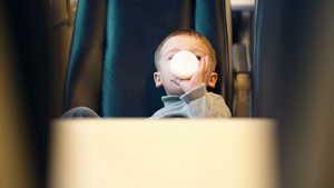 男孩在火车上喝着瓶装牛奶13秒视频