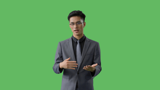 4k绿幕商务合成穿西装戴眼镜的商务男性聊天演讲沟通说话动作视频