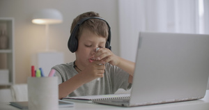 学校男孩在家里画画在互联网上与朋友交谈使用笔记本电脑22秒视频