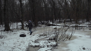 少年从冬季公园的路上取走废旧轮胎26秒视频