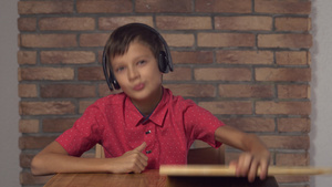 坐在桌边的小孩拿着展板8秒视频