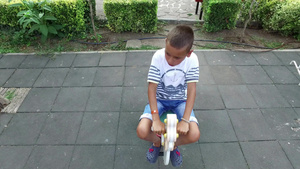 男孩在游乐场玩骑马15秒视频