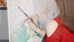 美术室一幅女艺术家绘画的后方拍摄18秒视频