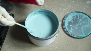 女工在罐子中混合油漆7秒视频