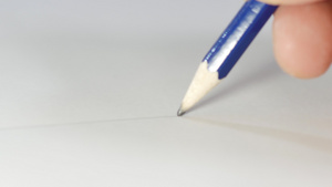 石墨铅笔在白色背景纸上画一条直线微距拍摄特写木制铅笔7秒视频