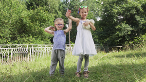 两个小孩子在后院玩耍14秒视频
