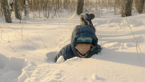 在寒冬在雪林中漫步时掉在雪地里36秒视频