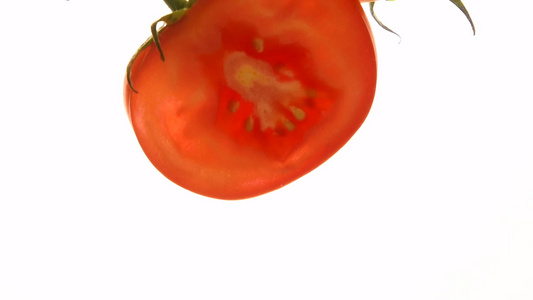 在水中漂浮的红番茄切片视频