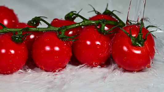 用水洗一大堆红樱桃西红柿视频
