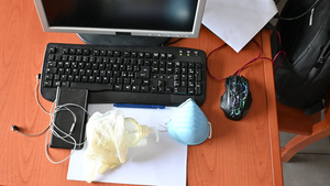 家庭工作场所的键盘电脑和防护用品11秒视频