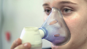 青少年在医院做雾化治疗8秒视频