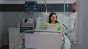 在医院病房的床上躺着孕妇12秒视频