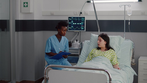 美国护士监测疾病期间生病的病人14秒视频