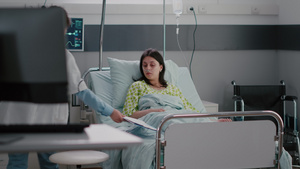 专科医生检查住院生病妇女躺在床上的住院病床情况专家15秒视频