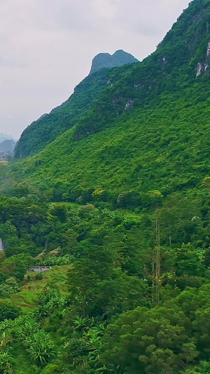 广西德天青山绿水航拍航拍中国5秒视频