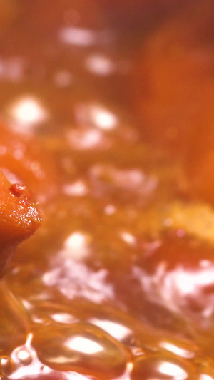 麻辣卤味猪蹄在滚沸的锅中美食摄影美食烹饪44秒视频