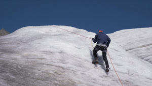 在阳光明媚的白天用固定绳子攀登山顶22秒视频