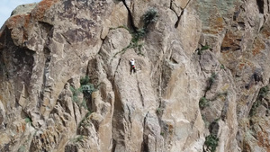一个人爬上悬崖活跃的休闲和运动17秒视频