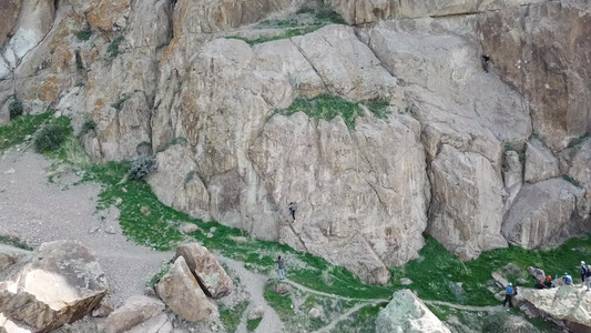 一个人爬上悬崖活跃的休闲和运动视频
