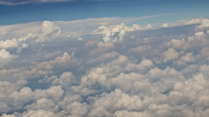 蓝色的天空从飞机上观视着美丽而美丽的白云15秒视频