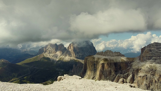从意大利多洛米特山顶的皮兹波伊山上空中观察视频