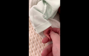 出生婴儿的小手20秒视频