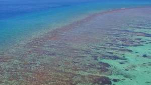 绿绿海边美丽的海岸海滩时间的日间纹理在度假胜地附近16秒视频