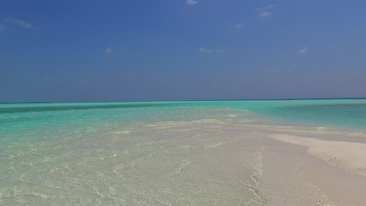 海滨海滩假日阳光明媚的海景蓝海和沙巴附近的白沙滩背景视频