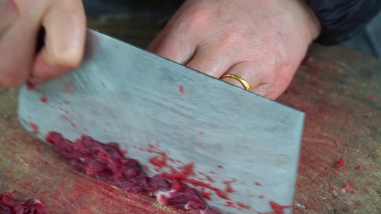 厨师在切牛肉视频