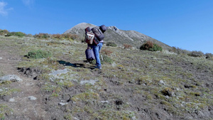 负重前行徒步登山的登山者24秒视频