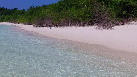 天堂岛海滩时间的浪漫性由在度假村附近有清洁沙土背景视频