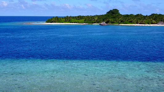 沿棕榈附近浅海和白沙底的浅海和白沙土背景环绕浅海视频