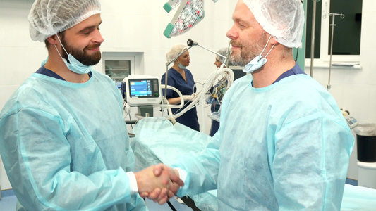 外科医生握手握手视频