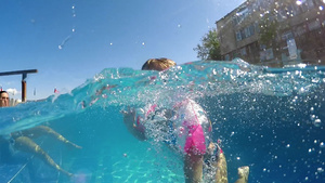 欢乐的女伴在热温泉游泳池游泳玩得开心冲向摄影机慢动作20秒视频