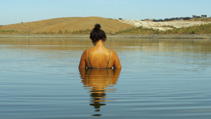 夏季在湖里游泳的女生背影11秒视频