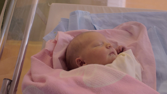 新生女婴睡在移动医院的婴儿车内视频