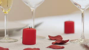 男服务员或情人为浪漫晚餐点亮红色爱情蜡烛餐厅餐桌上59秒视频