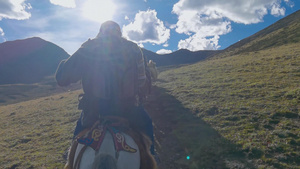 顶着烈日骑马登山的马队第一视角拍摄38秒视频