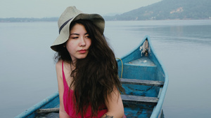日落时亚洲女人在皮艇上游泳11秒视频