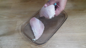 鸡肉在厨房被切成碎片并配有锋利的剪刀23秒视频