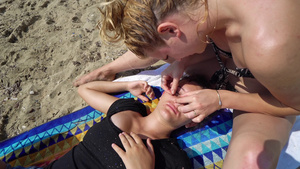 暑假期间在海滩上打扫脸孔的青少年24秒视频