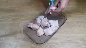 鸡肉在厨房被切成碎片并配有锋利的剪刀39秒视频