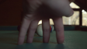 男子的手在散焦中特写男子瞄准球在美式台球中击败并砸碎15秒视频