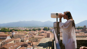 在意大利小镇的露台看硬币操作双筒望远镜6秒视频