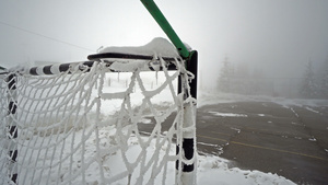 冬季打手球或足球运动田地的雪球和橄榄球比赛网14秒视频