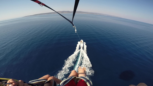 在克罗地亚目的地惊人的亚得里亚海假期滑翔伞在亚得里亚海视频