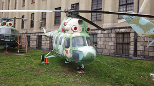 旧军用直升机展示在博物馆上11秒视频