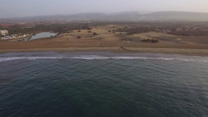 飞越海洋沙滩和沙丘在谷川上飞翔55秒视频