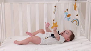 婴儿床上的可爱小宝宝23秒视频