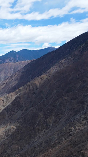 航拍车辆行驶在峡谷陡峭山路傍山险路53秒视频